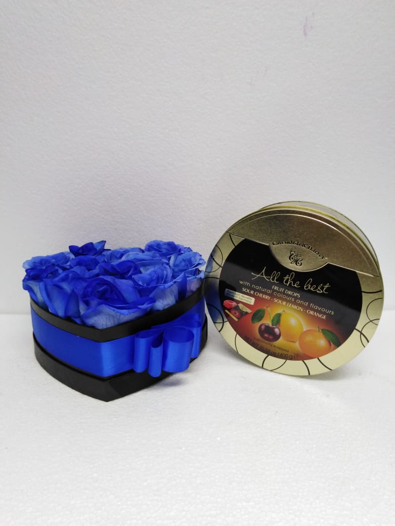 12 Rosas Azules en Caja Corazn mas Caramelos 200 Grs 